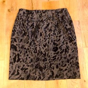 Ann Taylor silk animal print skirt, size 8. Gray and black print. In EUC!❤️